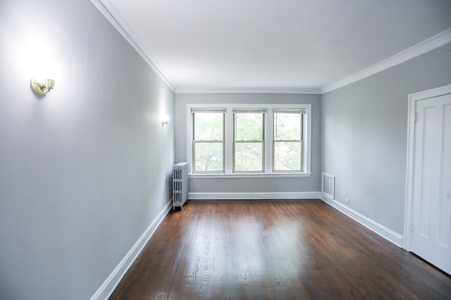 Building Photo - 3411 W Balmoral Ave