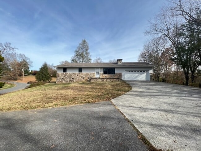 Primary Photo - Quiet Living but Only a Mile from downtown...