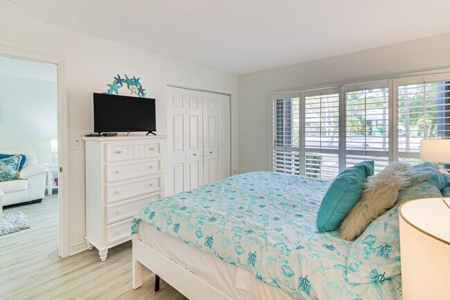 Building Photo - 9860 Leeward Ave