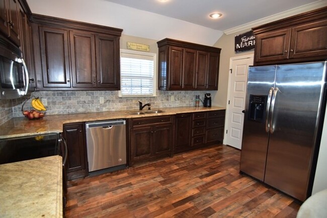 Building Photo - Stylish 3BD/2BA Home with Spacious Yard ne...