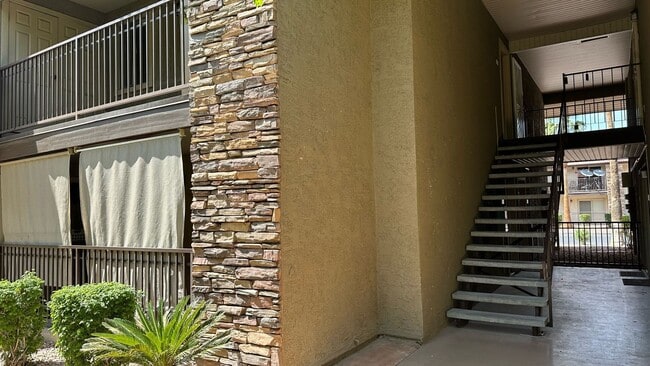 Building Photo - 1 Bedroom Condo with community pool & tenn...