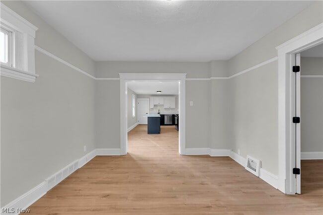 Building Photo - 1330 W 67th St