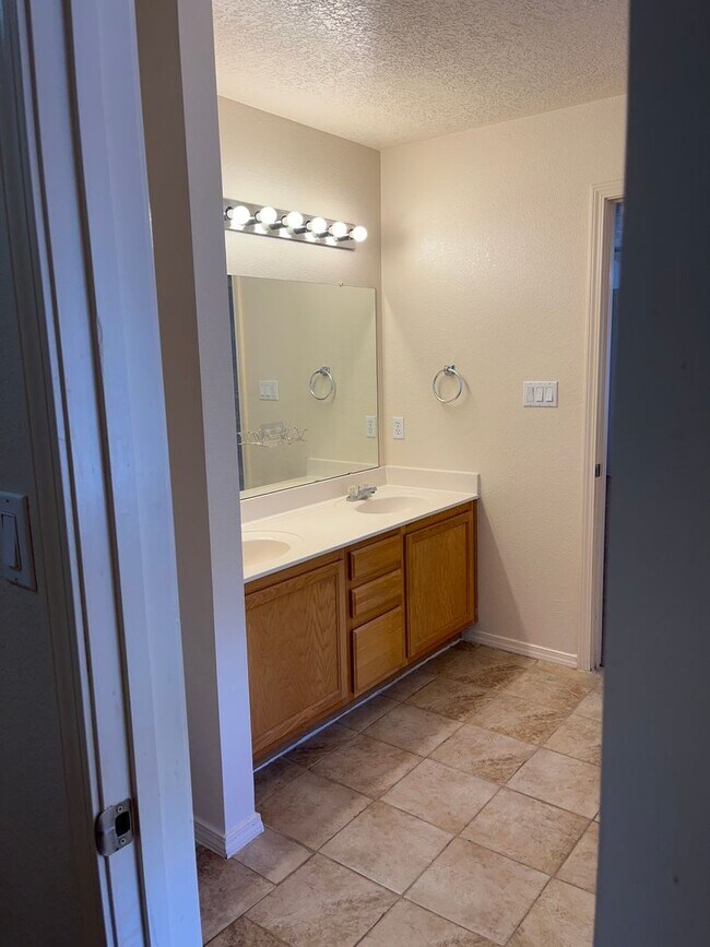 Building Photo - Fully landscaped 4 br home