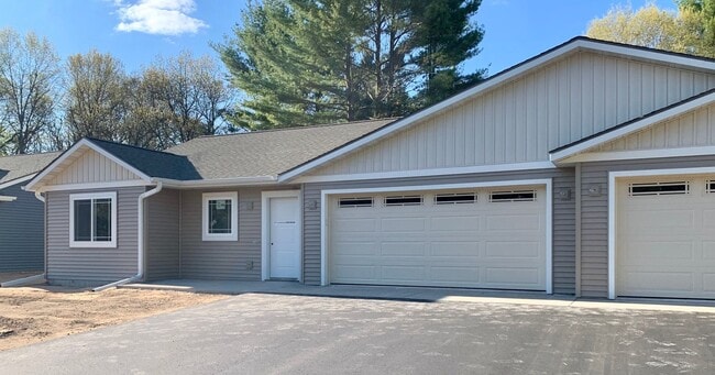 Building Photo - 122-124 Hickory Lane