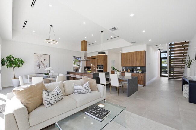Building Photo - 1308 Avocado Isle