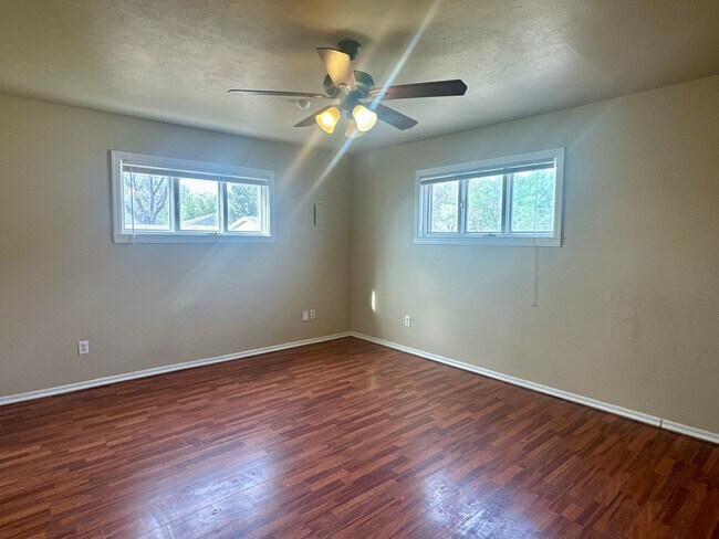 Building Photo - Spacious 3/2 on a Corner Lot!
