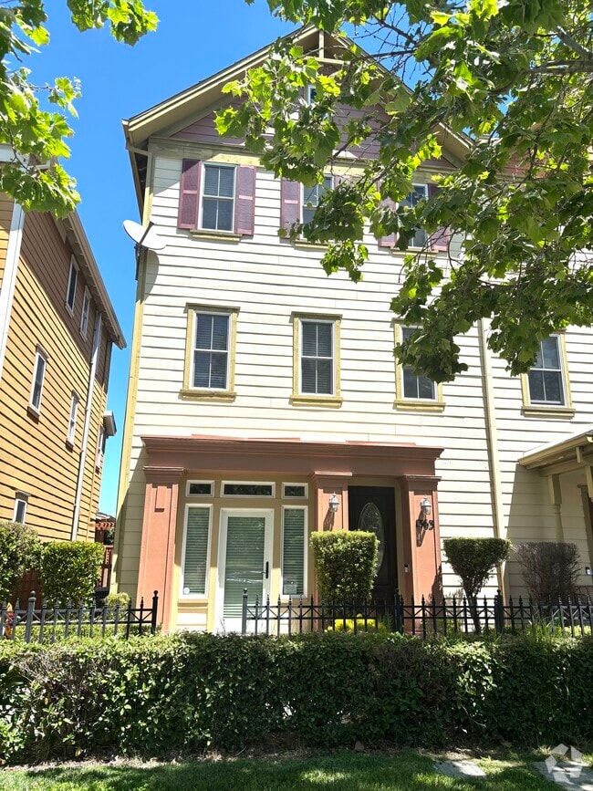 Building Photo - 1363 Sycamore Ave