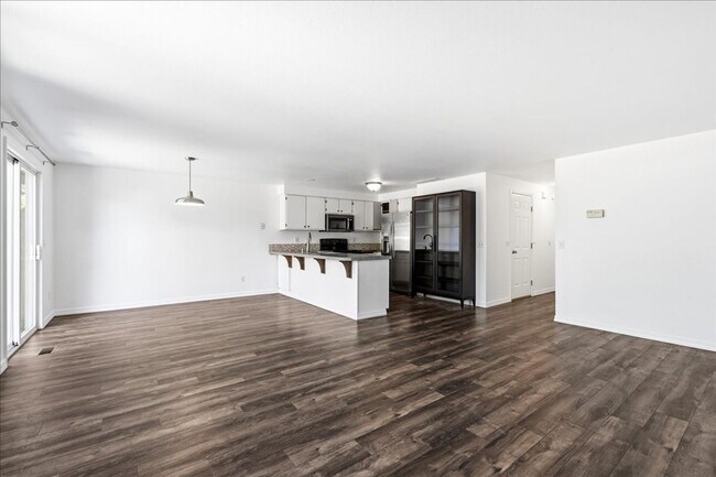 Building Photo - 3 Bedroom 2.5 Bathroom Townhouse in Southeast Boise