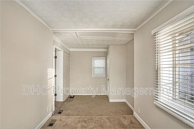 Building Photo - 1915 E Farris Ave