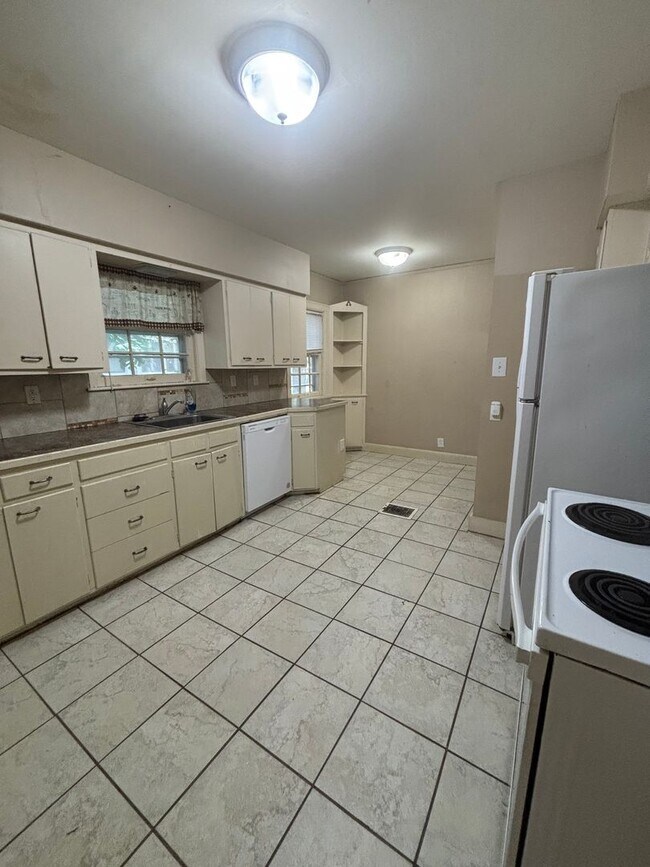 Building Photo - 3 Bedroom, 3 Bathroom Home Available  2-Car Garage & Spacious Living Near WSU.