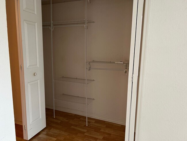 Building Photo - Charming 2 bedroom/ 2 bath condo