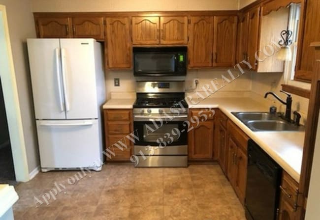 Building Photo - Nice 3 Bed 2 Bath Duplex in KCMO-Available...