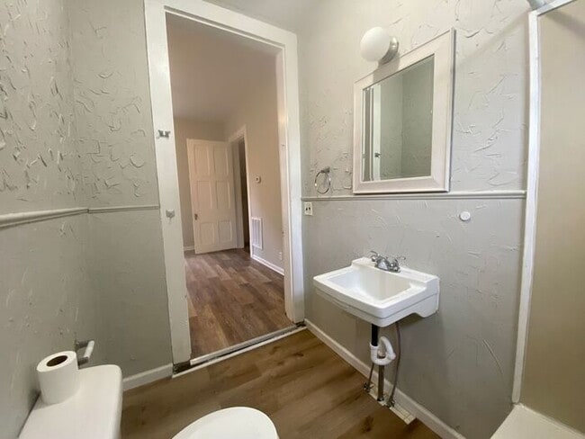 Building Photo - For Rent - Renovated One Bedroom Unit in G...