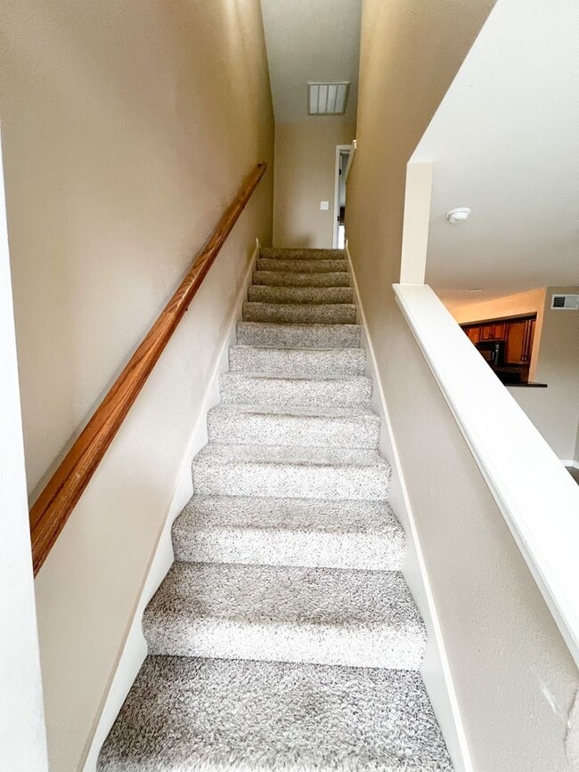Building Photo - 2 Bedroom 1.5 Bath Townhome