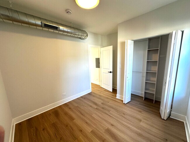 Building Photo - 5504 N Kimball Ave