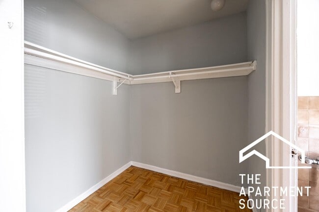 Building Photo - 739 W Belmont Ave