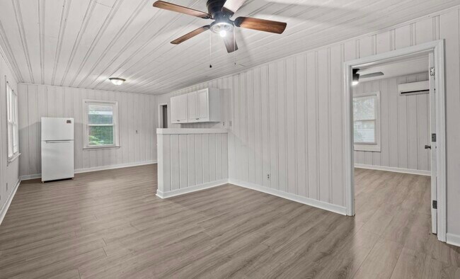 Building Photo - 405 12th Ave S