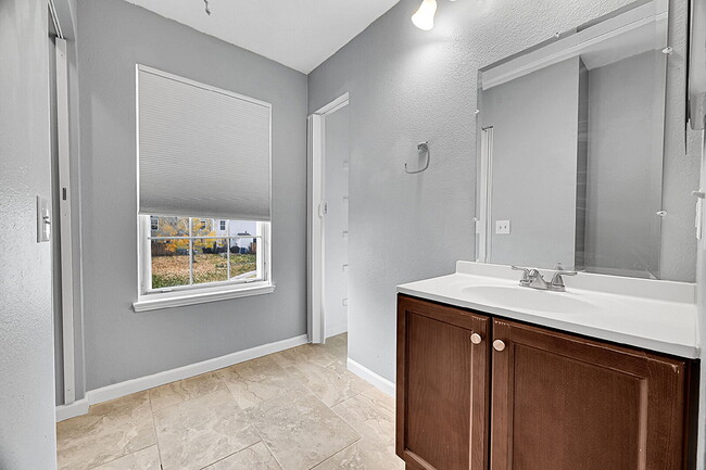 Building Photo - $1,700, 1 bed, 1 bath, located in Lakewood.