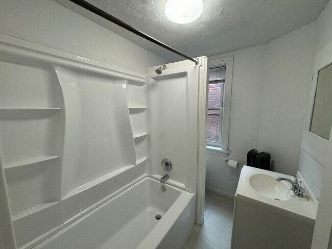 Building Photo - 445 S 17th St