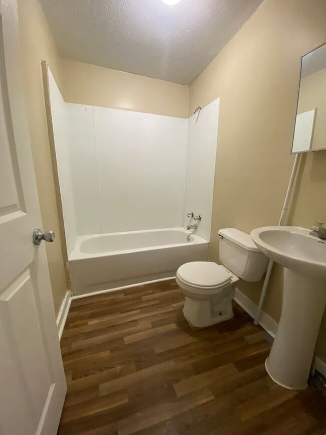 Building Photo - **ON HOLD**3 Bedroom / 2 Bathroom Home for...