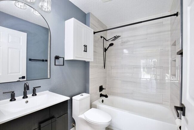 Building Photo - Stylish 3/2 + Office or Flex Space with Luxury Finishes & Spacious Open Layout