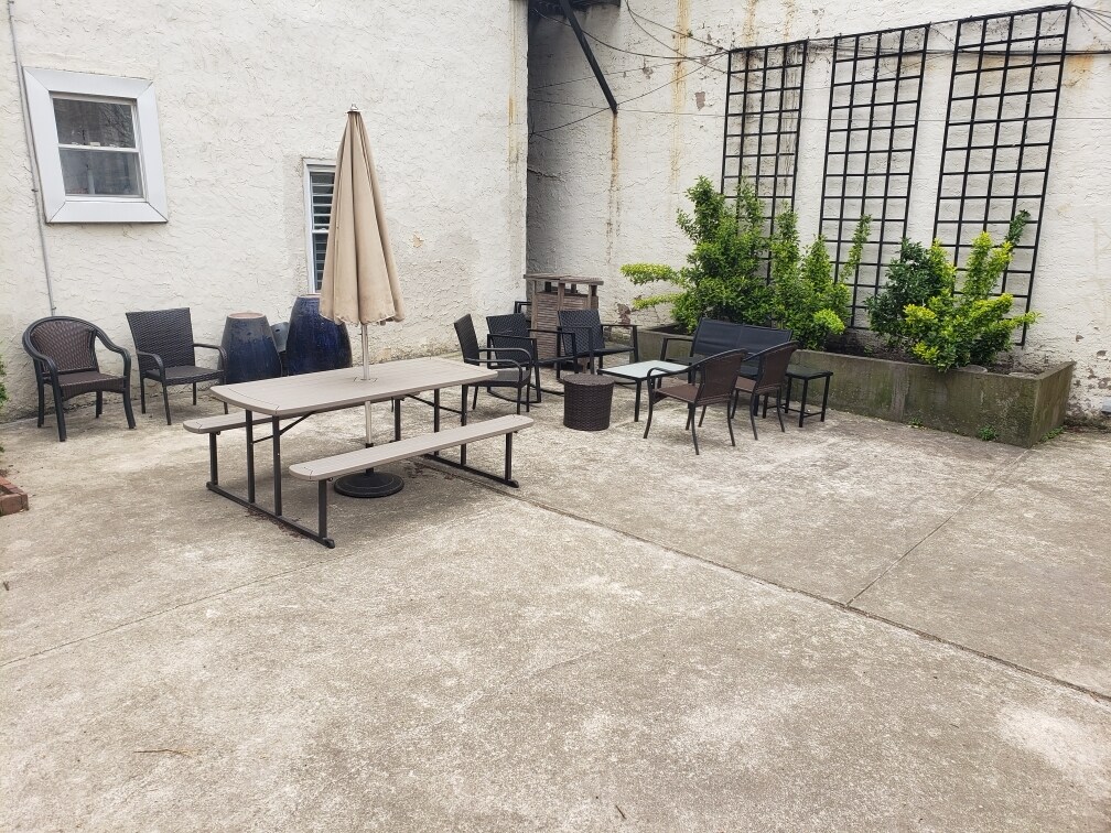 Shared Courtyard - 1502 Mount Vernon St