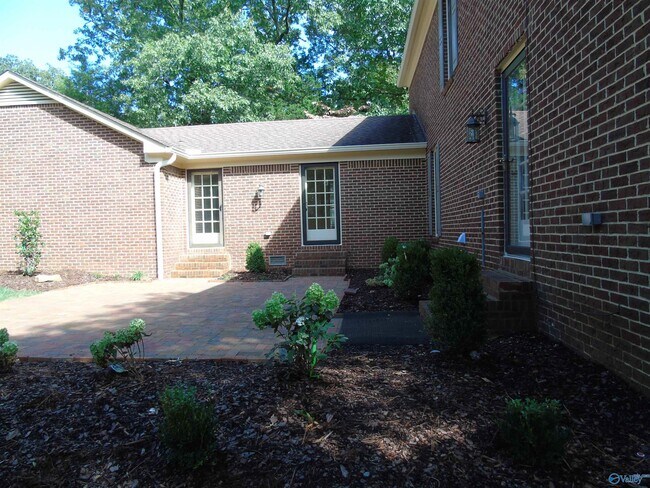 Building Photo - 3317 Lookout Dr SE
