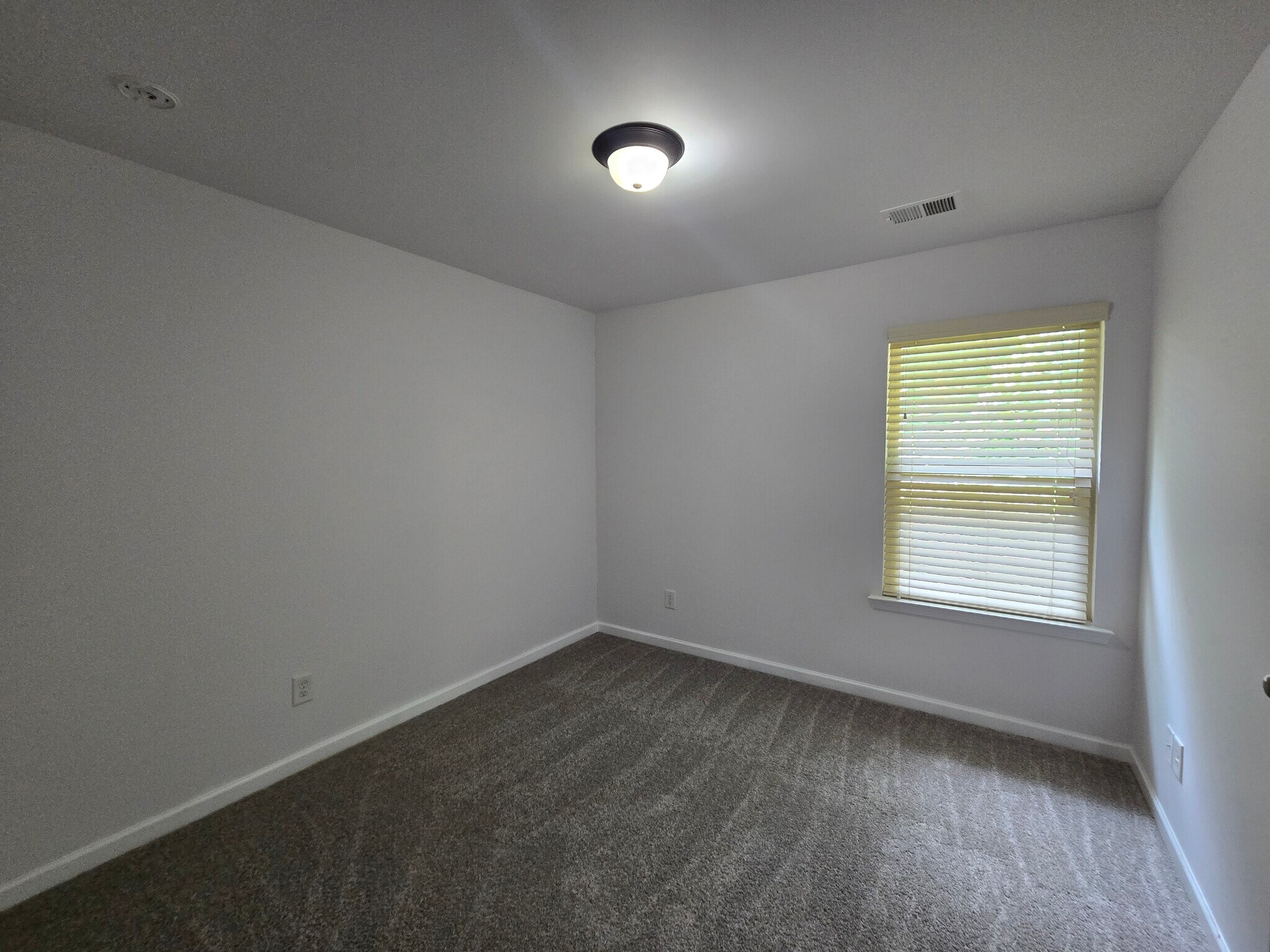 Building Photo - 2470 Whiteoak Run SE