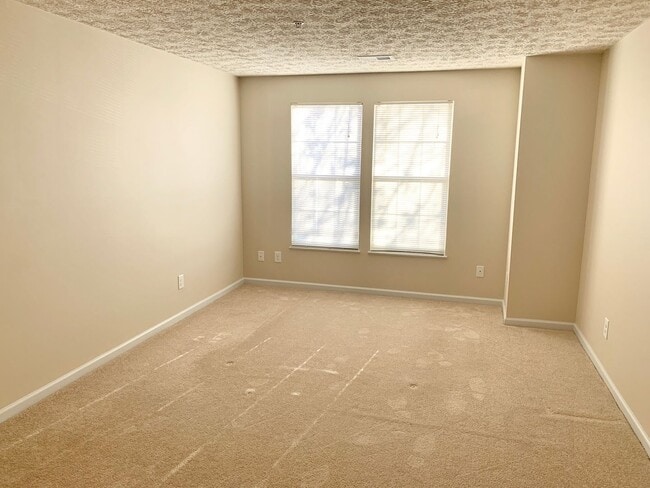 Building Photo - Light Filled 2bd 2bth Penthouse Condo In Piney Orchard!
