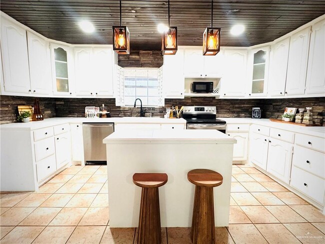 Building Photo - 21 N Shary Rd