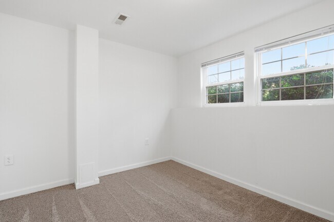 Building Photo - 10 Crabapple Ct