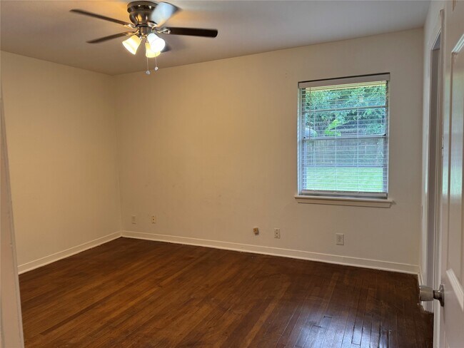 Building Photo - 4013 Newshire Dr