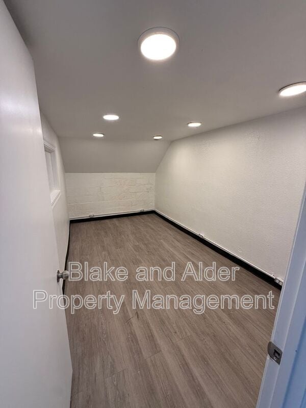 Building Photo - 3554 NE Sandy Blvd