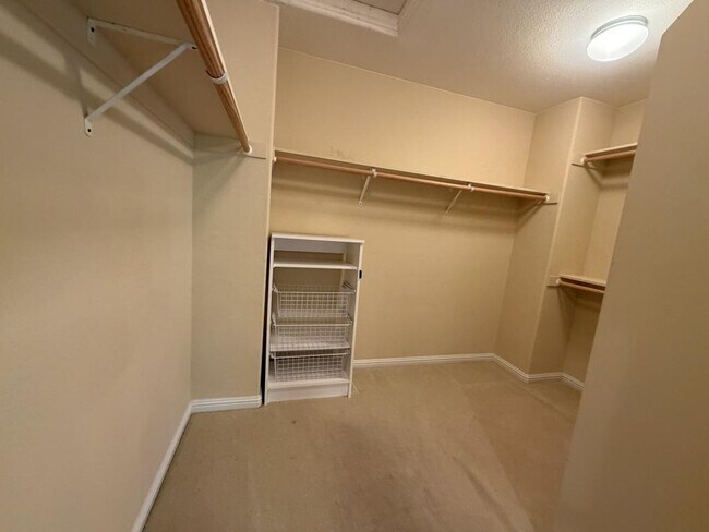 Building Photo - 128 Regent Dr