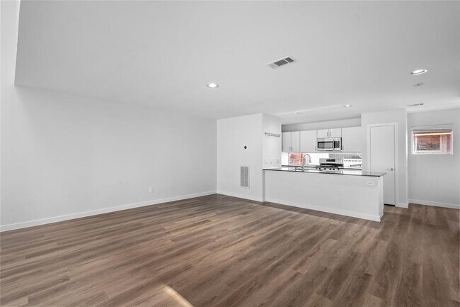 Building Photo - 811 Robin St