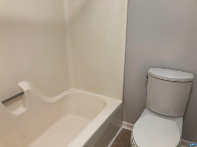 Building Photo - 206 Greentree Park