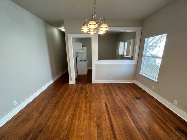 Building Photo - MOVE IN SPECIAL! One Bedroom One Bathroom ...