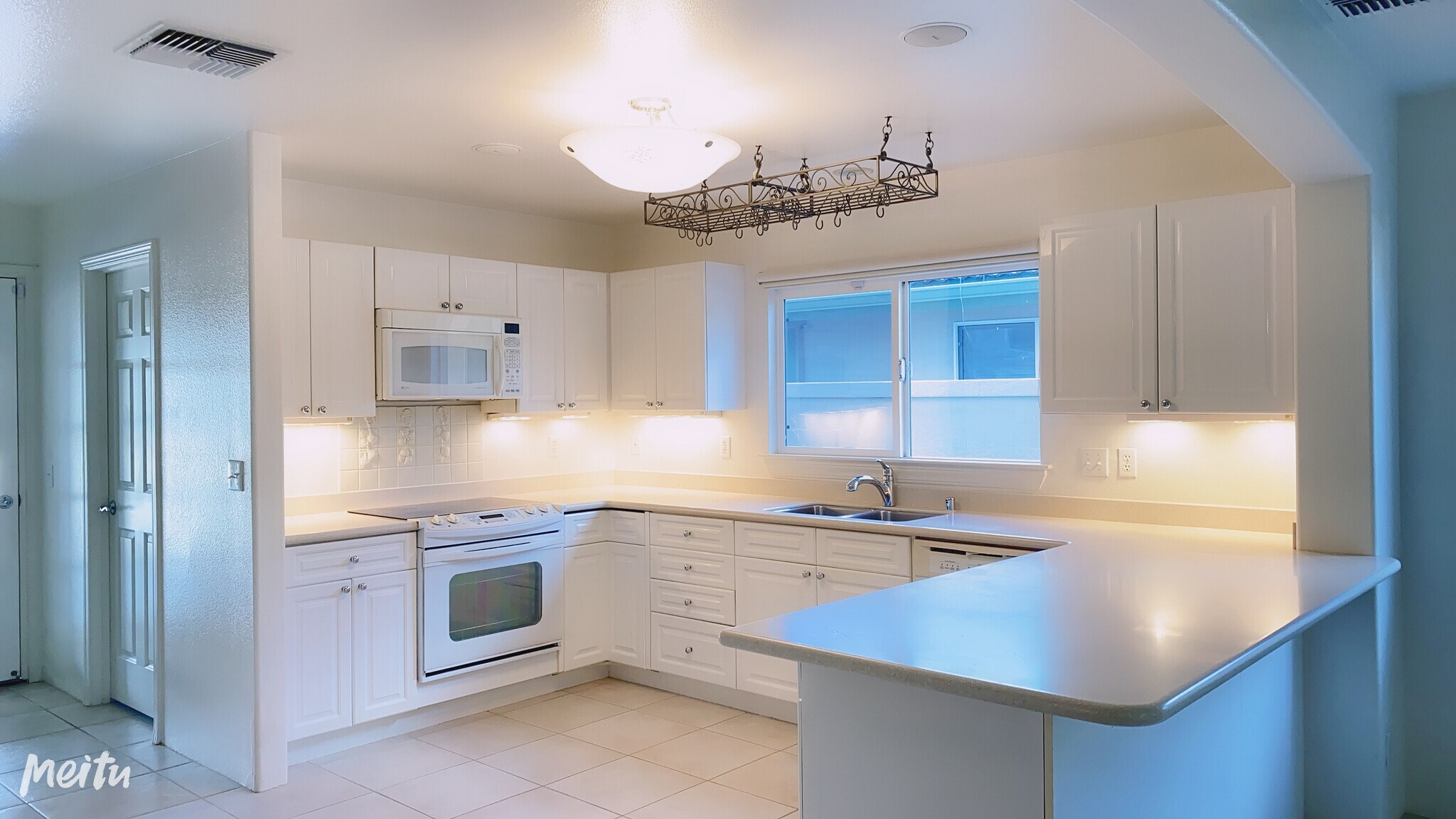 Building Photo - 327 Ainahou St