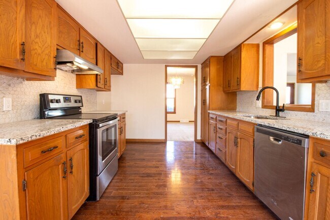 Building Photo - 4 Bed 3 Bath 2 Car Garage