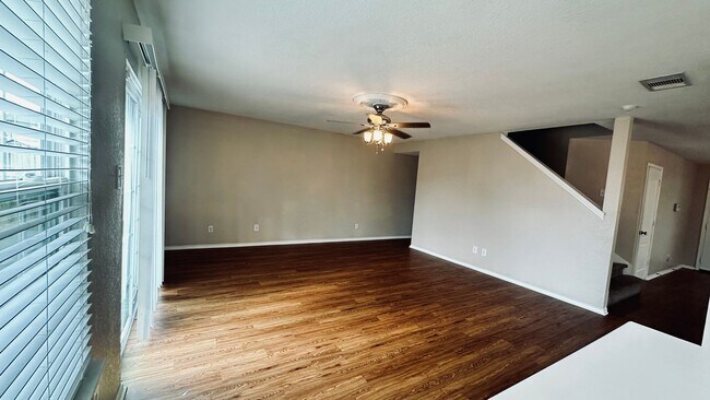 Building Photo - 5 Bedroom Home in Dover Subdivision!