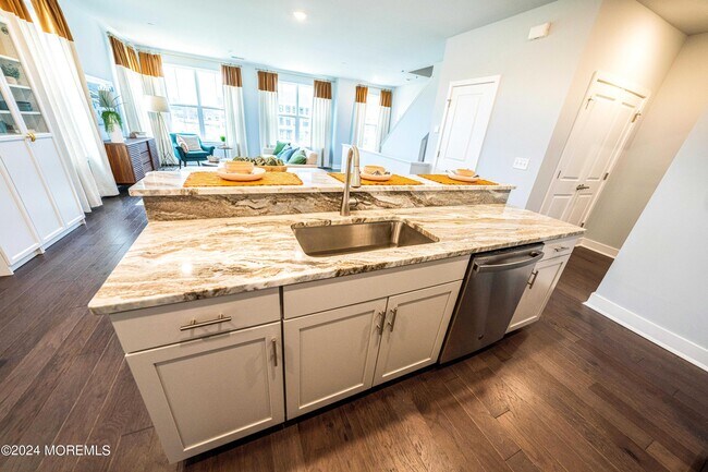 Building Photo - 4 Midway Rd S