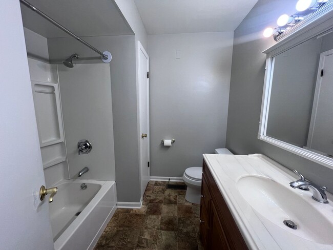 Building Photo - Two Bedroom Duplex in Kentwood!