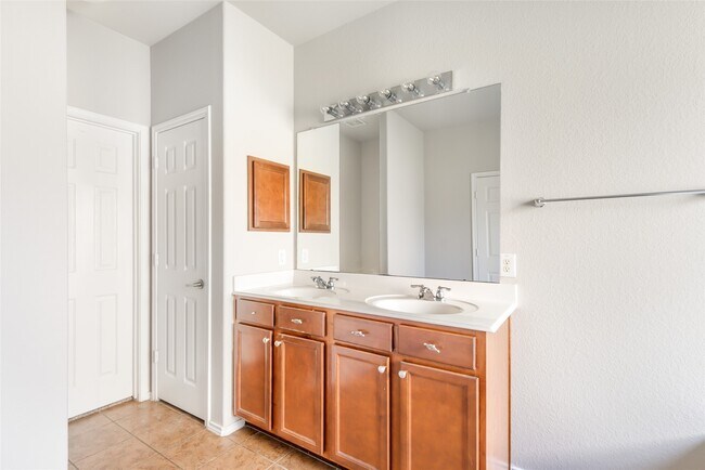 Building Photo - 10414 Whisper Bluff Dr