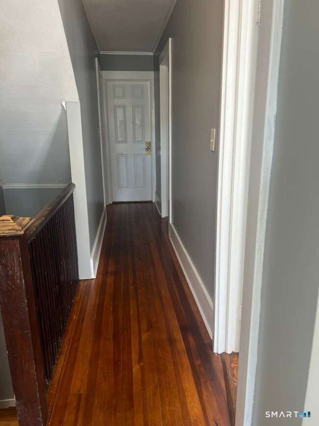 Building Photo - 10 Bank St