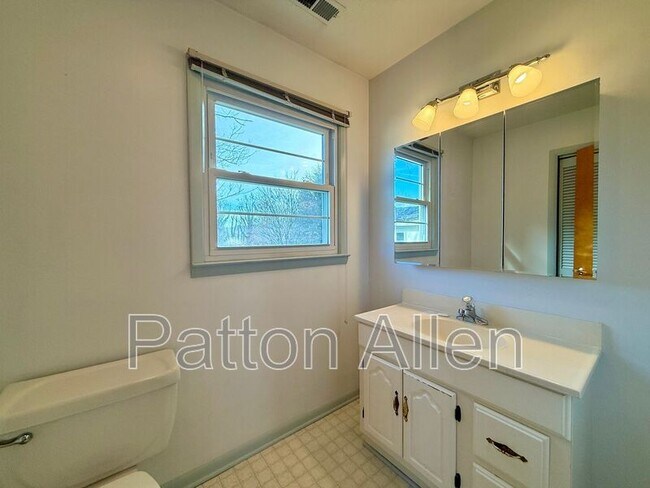 Building Photo - 74 Oakdale Dr