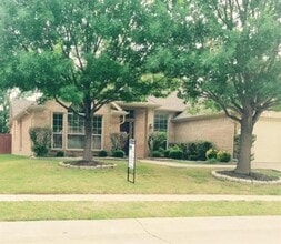 Building Photo - 1004 Royal Oaks Dr