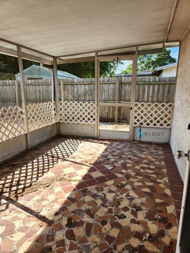 Building Photo - JUST REDUCED!!  Beautiful 2/2/1 1150 Sq. Ft. with BONUS ROOM!!... tile & luxury plank flooring, F...