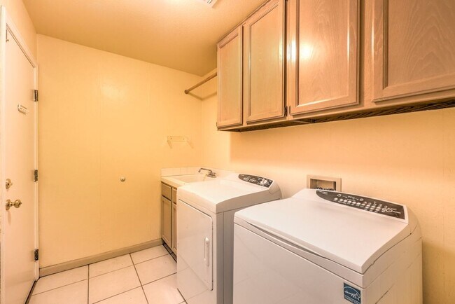 Building Photo - 3 Bed room Pool home in Desert Shores