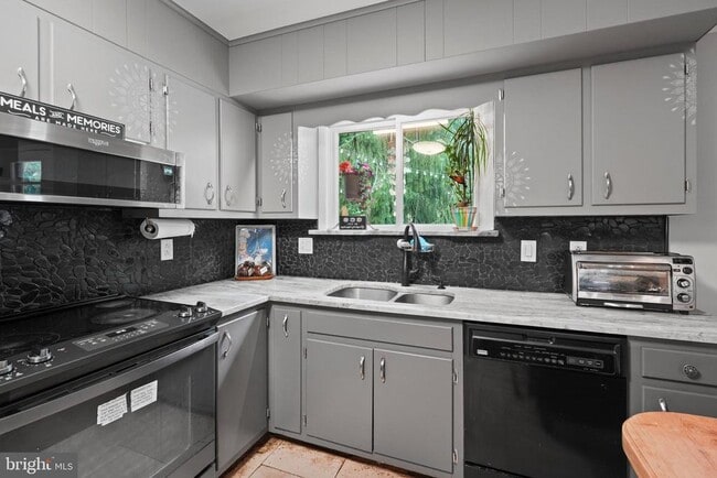 Building Photo - 5400 Woodlyn Ct