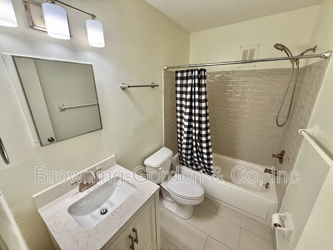 Building Photo - 2601 Hillsboro Pike